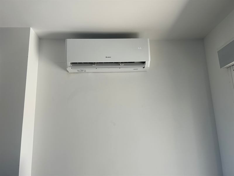 Unidad interior split instalada en pared blanca